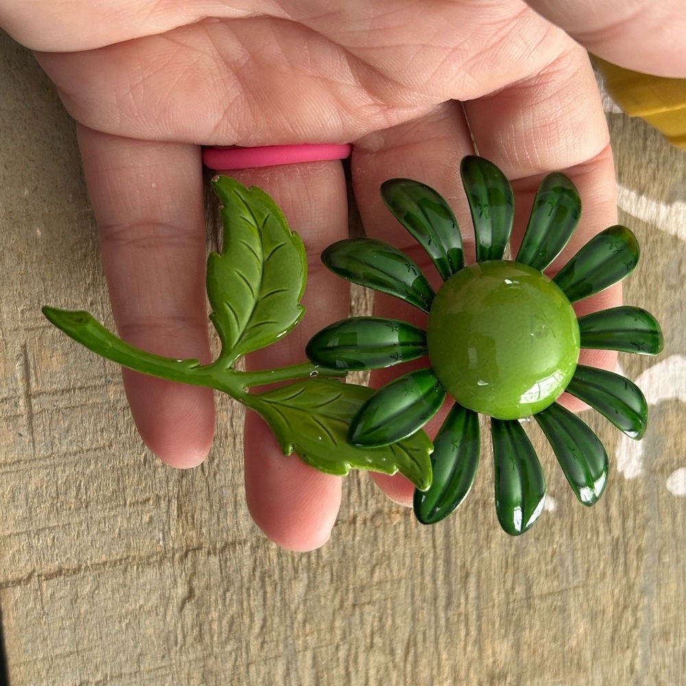 Vintage 1960 Green Flower pedal enamel Brooch - Picture 5 of 6